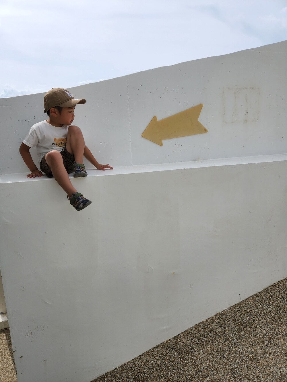 ホワイト系のTシャツ/カットソー、ブラック系のパンツ、ベージュ系のキャップを着用したキッズの夏コーディネートの2枚目の写真