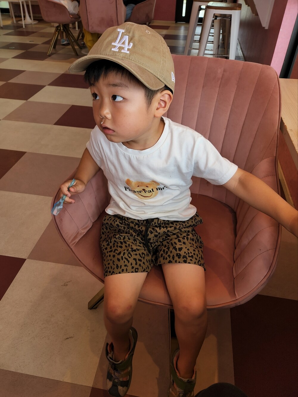 ホワイト系のTシャツ/カットソー、ブラック系のパンツ、ベージュ系のキャップを着用したキッズの夏コーディネートの3枚目の写真