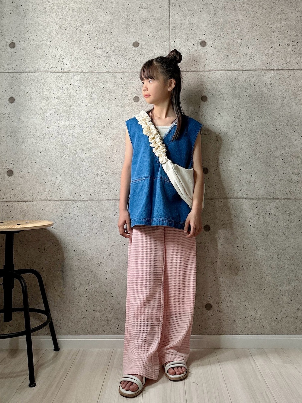 ホワイト系のショルダーバッグ、ピンク系のパンツ、ホワイト系のサンダルを着用したキッズの夏コーディネートの2枚目の写真
