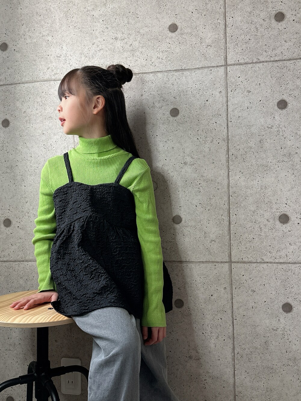 ブラック系のキャミソール、ブラック系のバレエシューズ、グレー系のデニムパンツを着用したキッズの冬コーディネートの3枚目の写真