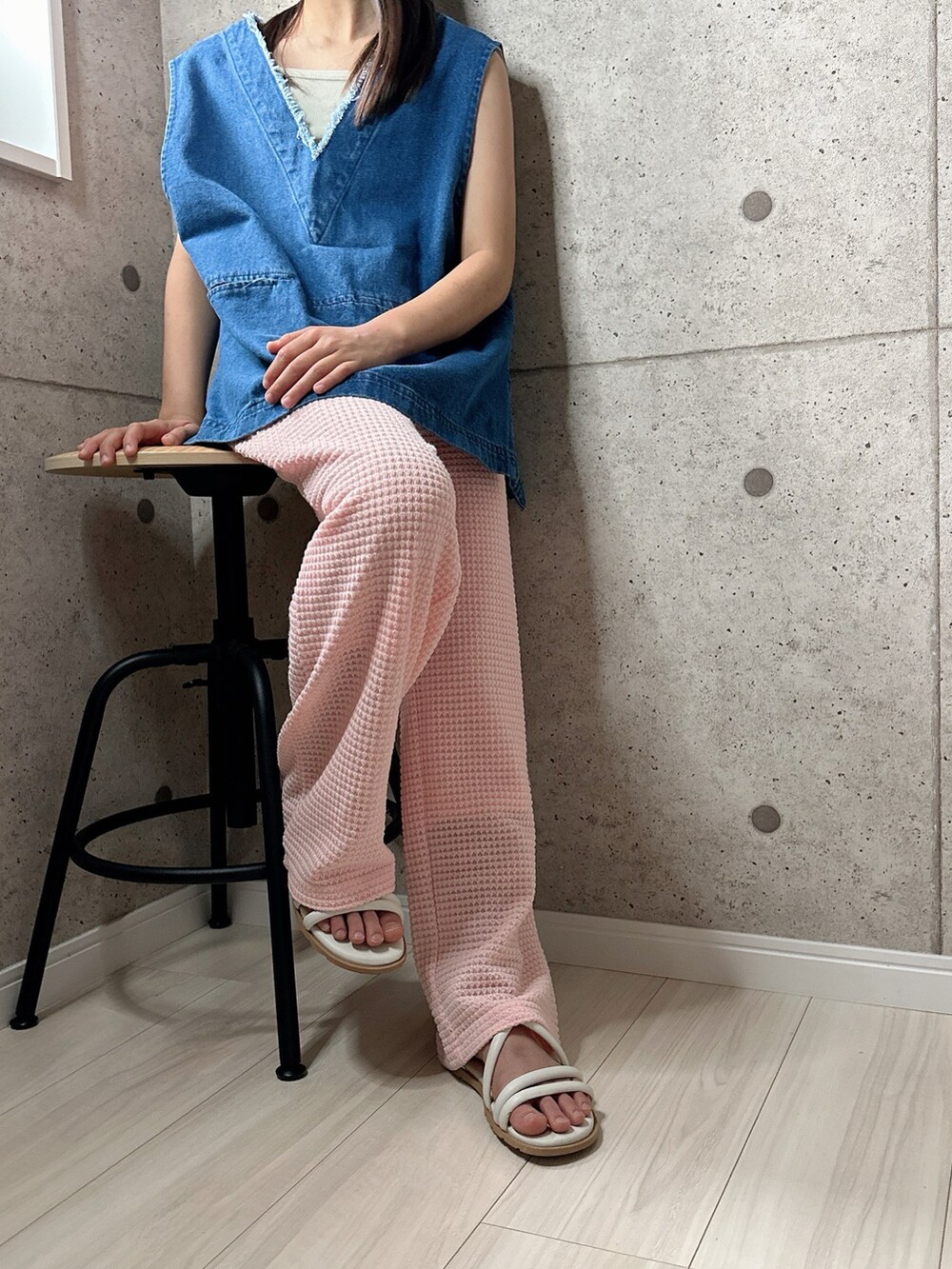 ホワイト系のショルダーバッグ、ピンク系のパンツ、ホワイト系のサンダルを着用したキッズの夏コーディネートの3枚目の写真