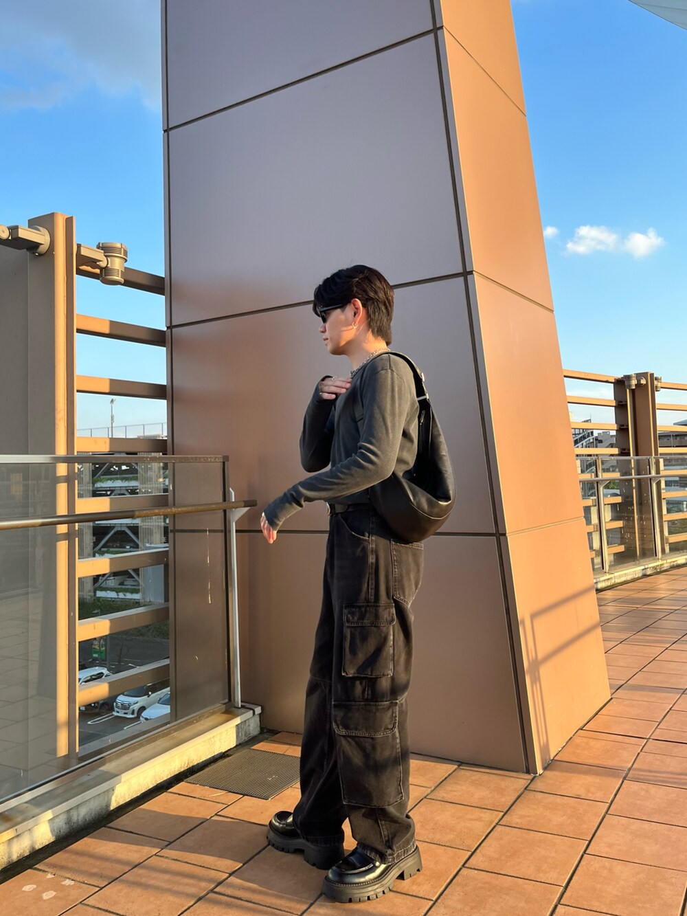 グレー系のTシャツ/カットソー、ブラック系のデニムパンツ、ブラック系のローファーを着用したメンズの秋コーディネートの2枚目の写真