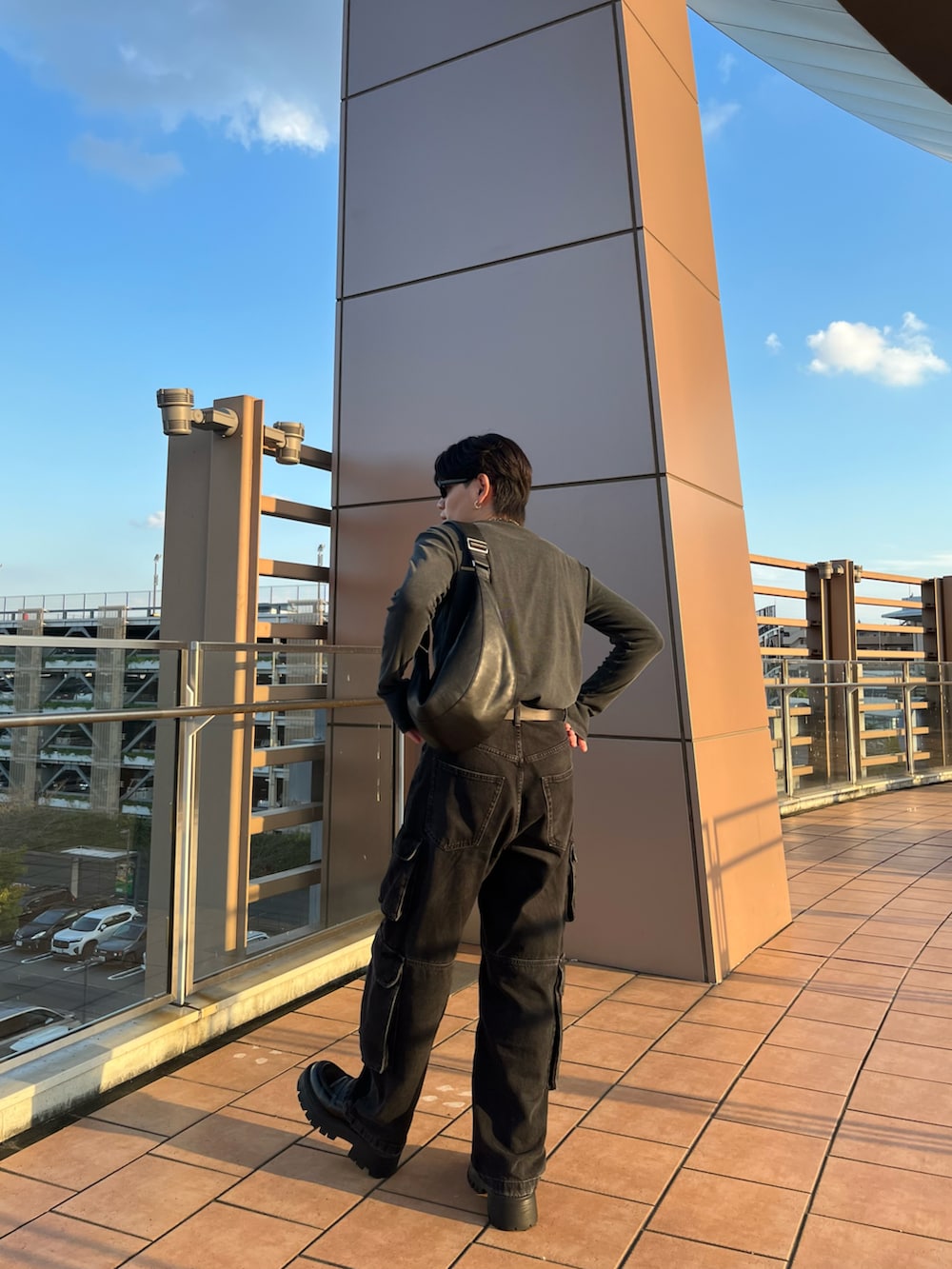 グレー系のTシャツ/カットソー、ブラック系のデニムパンツ、ブラック系のローファーを着用したメンズの秋コーディネートの4枚目の写真