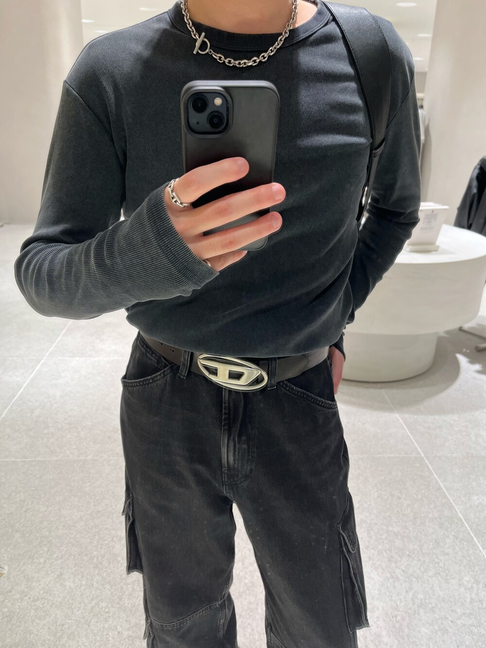 グレー系のTシャツ/カットソー、ブラック系のデニムパンツ、ブラック系のローファーを着用したメンズの秋コーディネートの5枚目の写真