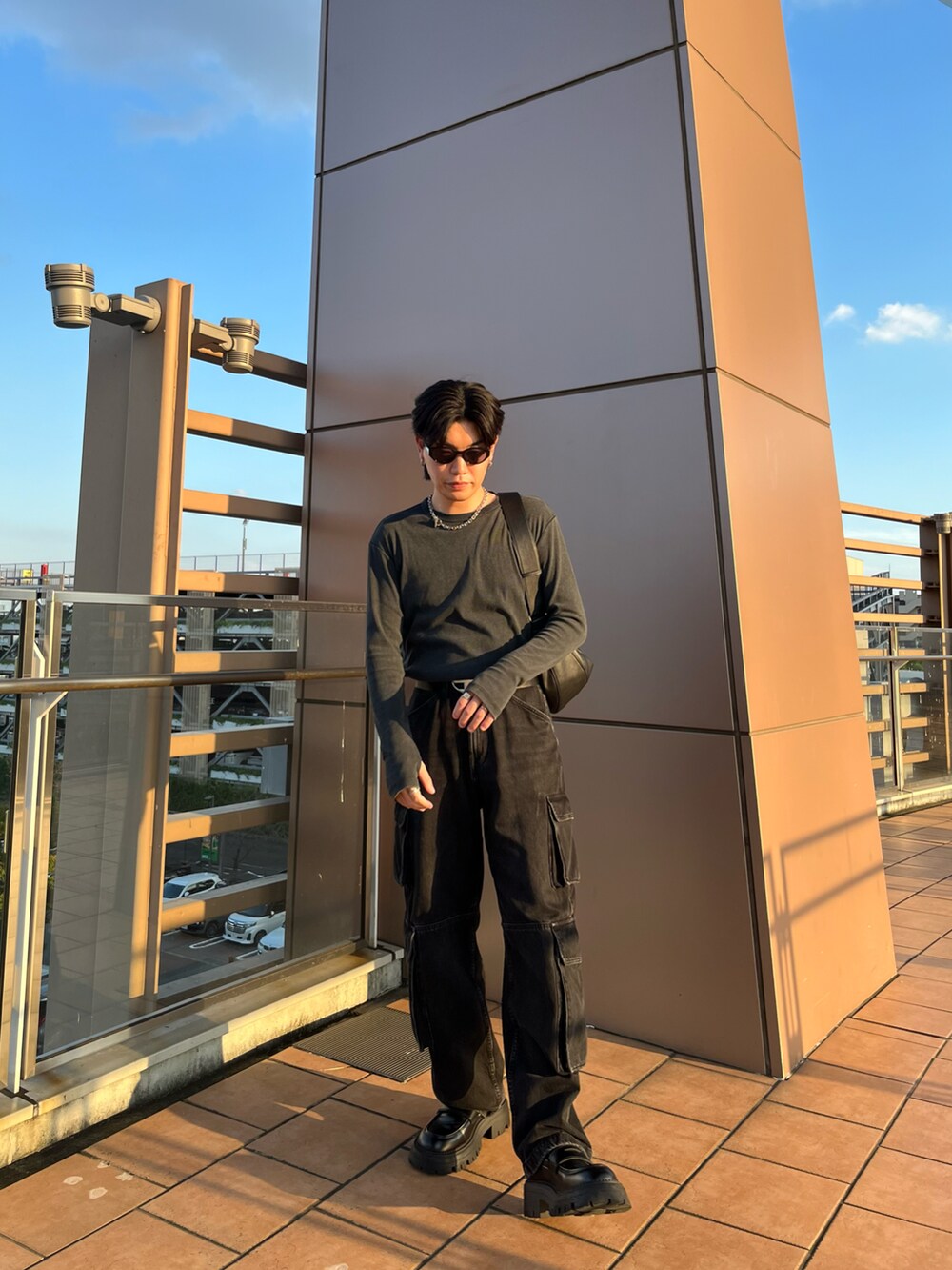 グレー系のTシャツ/カットソー、ブラック系のデニムパンツ、ブラック系のローファーを着用したメンズの秋コーディネートの3枚目の写真