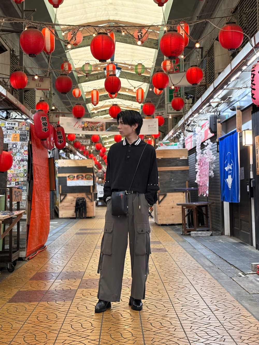 「CASPER JOHNのParachute slacks/パラシュートスラックス（カーゴパンツ、グレー系）」を使った、ととさん（メンズ・174cm）の夏コーディネートの2枚目の写真