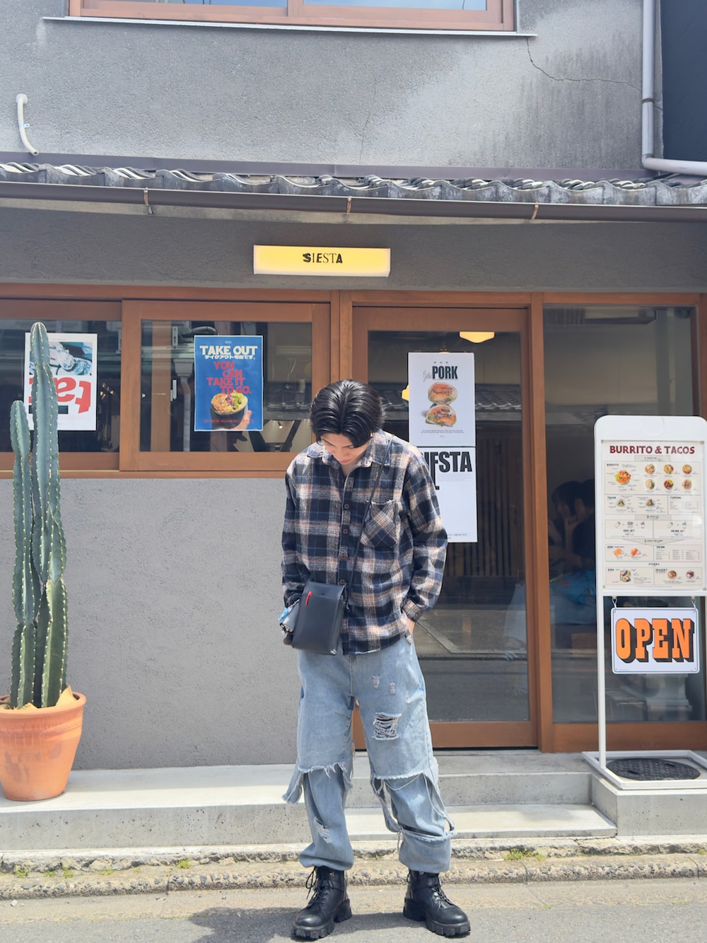 「休日コーデ」｜「WARAIJOGOの"WARAIJOGO（ワライジョーゴ ）" クラッシュダメージ ドッキングデニムパンツ（デニムパンツ、ブルー系）」を使った、ととさん（メンズ・174cm）の夏コーディネートの2枚目の写真