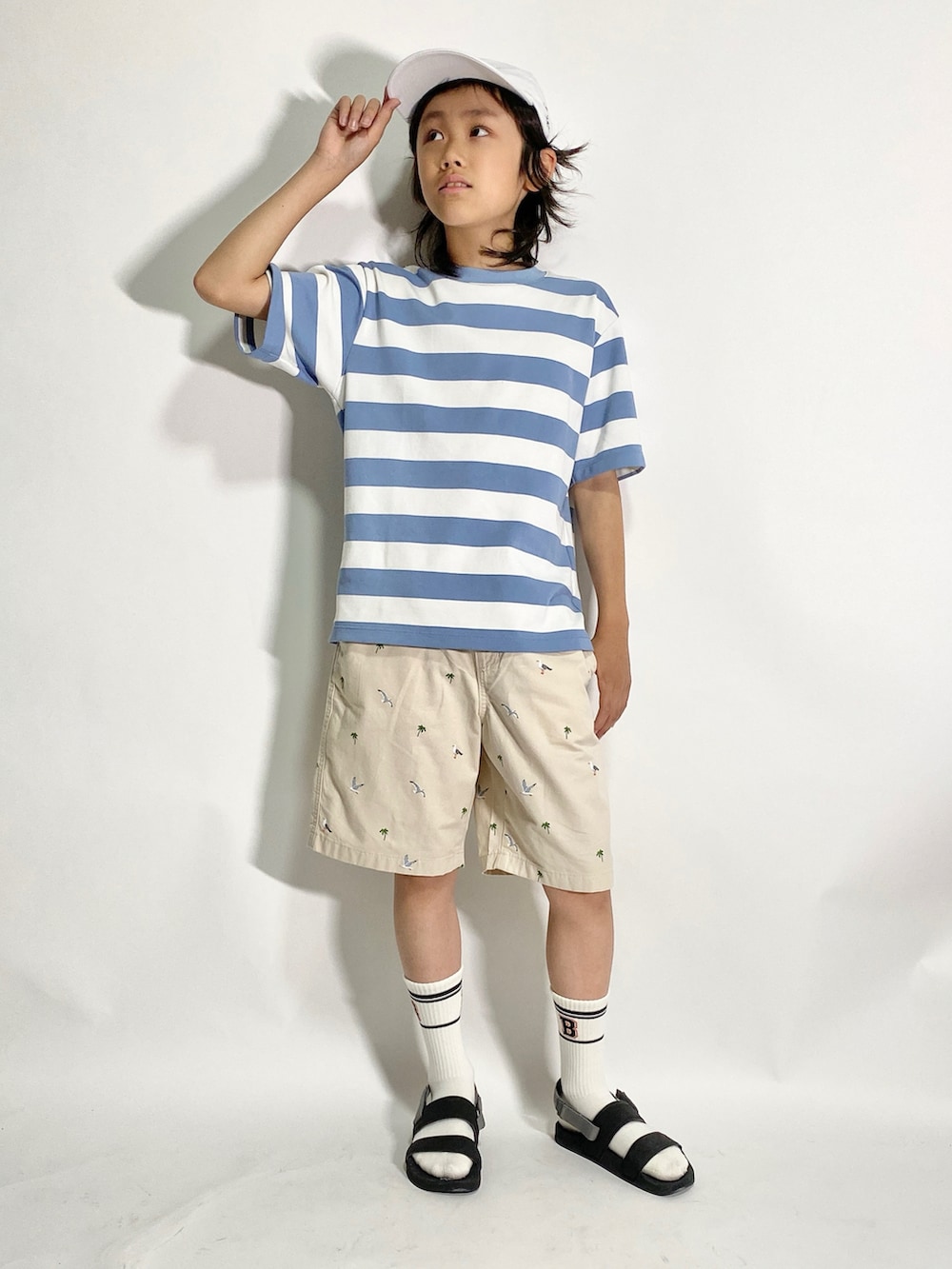 「UNIQLO、ユニクロ、ユニクロキッズ、ボーダー、スポーツミックス、パステルカラー、初夏コーデ、キッズファッション、サンダル、春夏コーデ、ユニクロコーデ、夏コーデ、シンプルコーデ、きれいめカジュアル、Tシャツ」｜「UNIQLOのアイテム（Tシャツ/カットソー、ブルー系）」を使った、Hayatoさん（キッズ・140cm）の春コーディネートの2枚目の写真