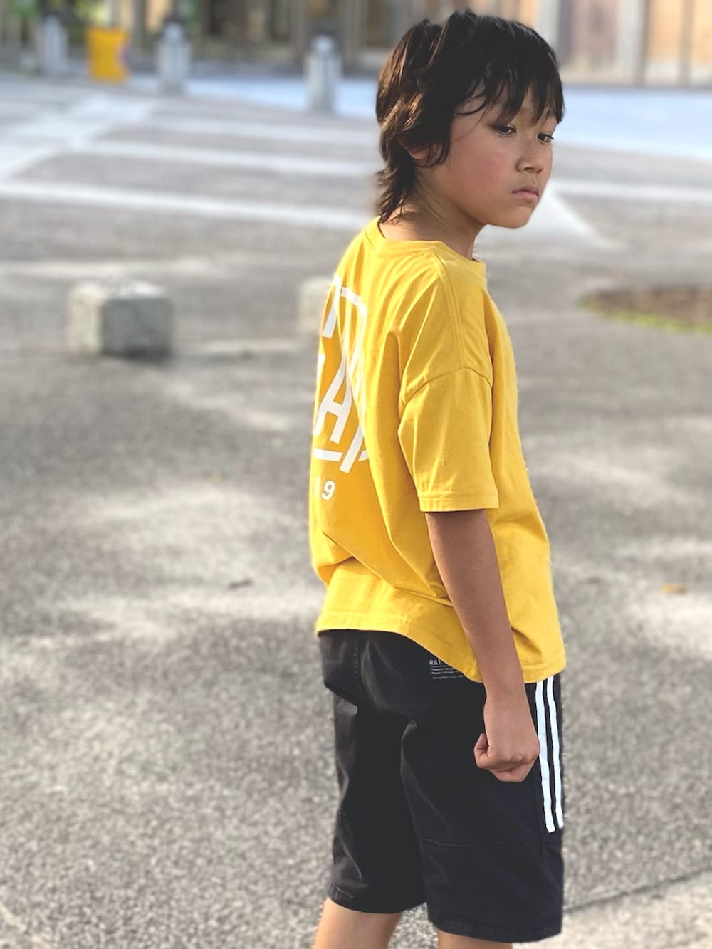 イエロー系のTシャツ/カットソー、ブラック系のその他パンツ、ブラック系のシューズを着用したキッズの夏コーディネートの2枚目の写真