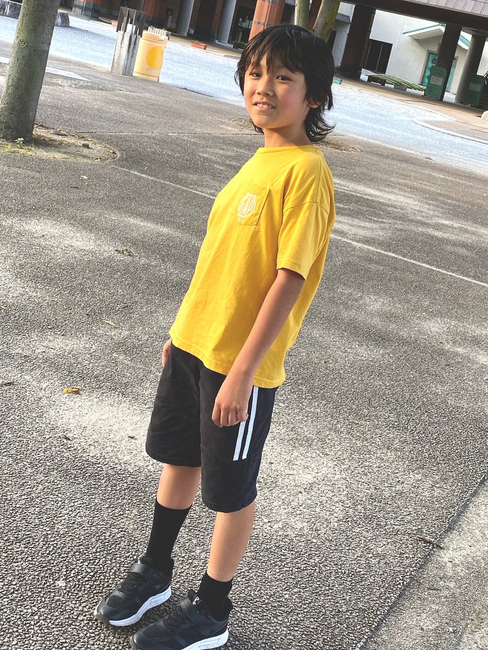 イエロー系のTシャツ/カットソー、ブラック系のその他パンツ、ブラック系のシューズを着用したキッズの夏コーディネートの4枚目の写真