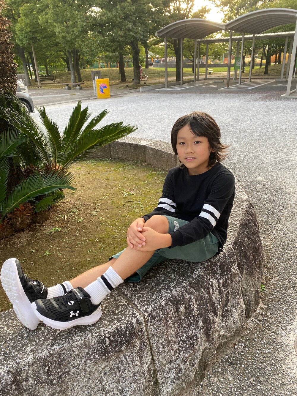 ブラック系のTシャツ/カットソー、グリーン系のその他パンツ、ブラック系のスニーカーを着用したキッズの秋コーディネートの5枚目の写真