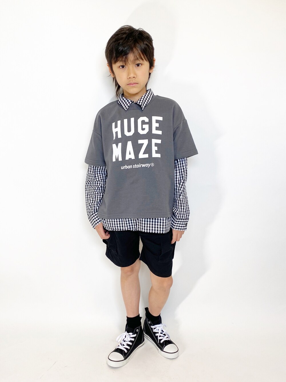 グレー系のスウェット、その他のシャツ/ブラウス、ブラック系のその他パンツを着用したキッズの夏コーディネートの4枚目の写真