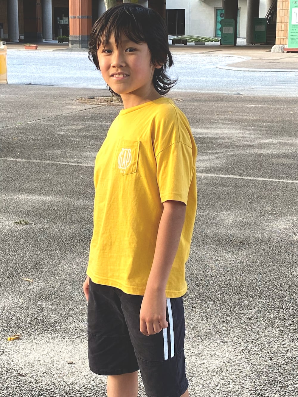 イエロー系のTシャツ/カットソー、ブラック系のその他パンツ、ブラック系のシューズを着用したキッズの夏コーディネートの3枚目の写真