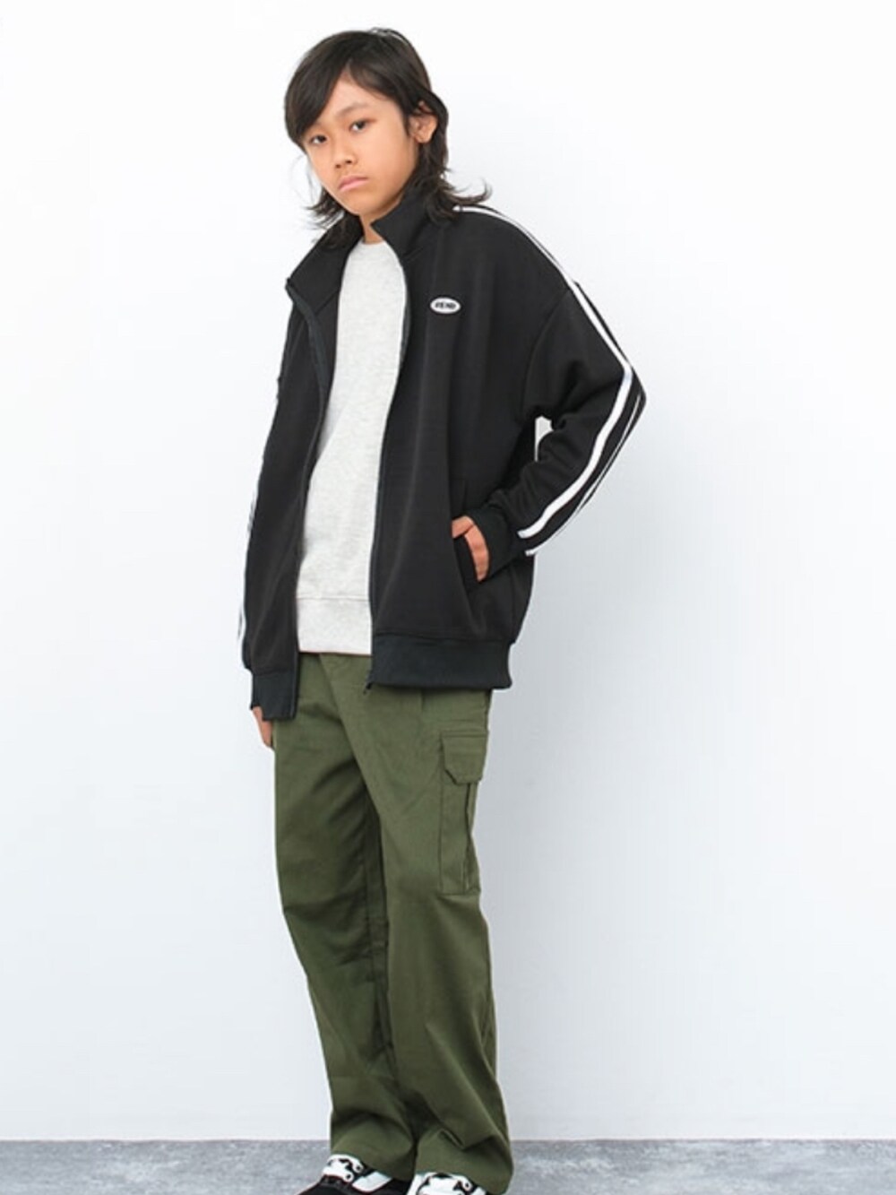 ブラック系の福袋/福箱、ホワイト系の福袋/福箱、グリーン系の福袋/福箱を着用したキッズの冬コーディネートの4枚目の写真