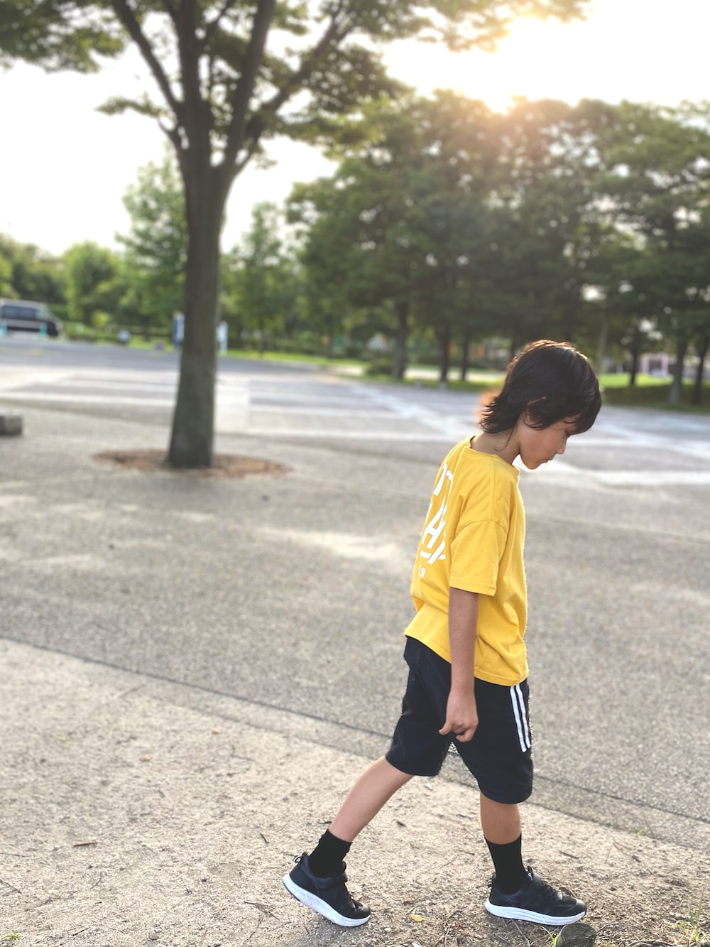 イエロー系のTシャツ/カットソー、ブラック系のその他パンツ、ブラック系のシューズを着用したキッズの夏コーディネートの5枚目の写真