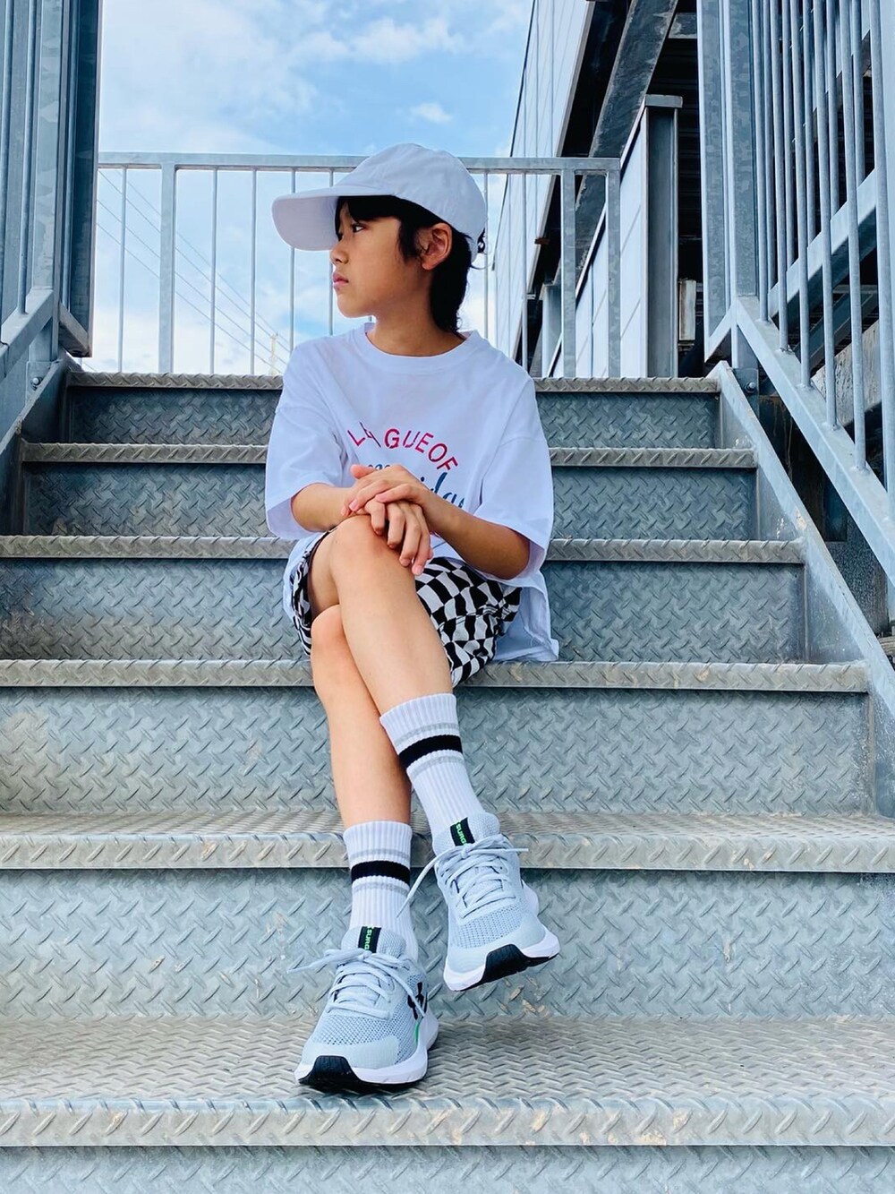 「カジュアル、韓国子供服、チェック、白Tシャツ、キャップ、スニーカー、スニーカーコーデ、プチプラ、男の子、ビッグシルエット、男の子コーデ、underarmour、アツいコーデ全部見せ、夏コーデ、ストリート」｜「韓国子供服のアイテム（Tシャツ/カットソー、ホワイト系）」を使った、Hayatoさん（キッズ・135cm）の夏コーディネートの2枚目の写真