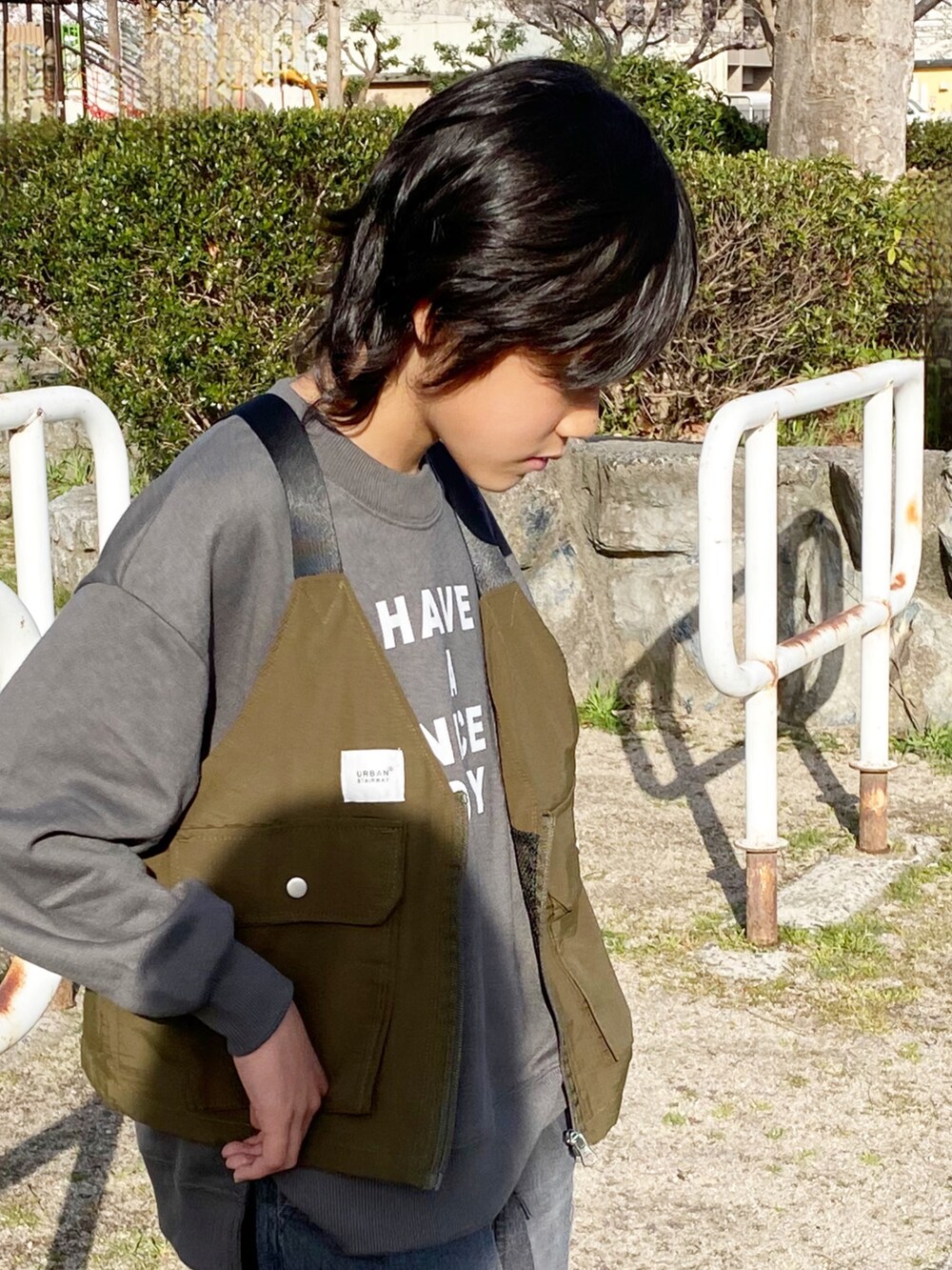 グリーン系のその他パンツ、グレー系のその他トップス、グリーン系のベストを着用したキッズの春コーディネートの5枚目の写真