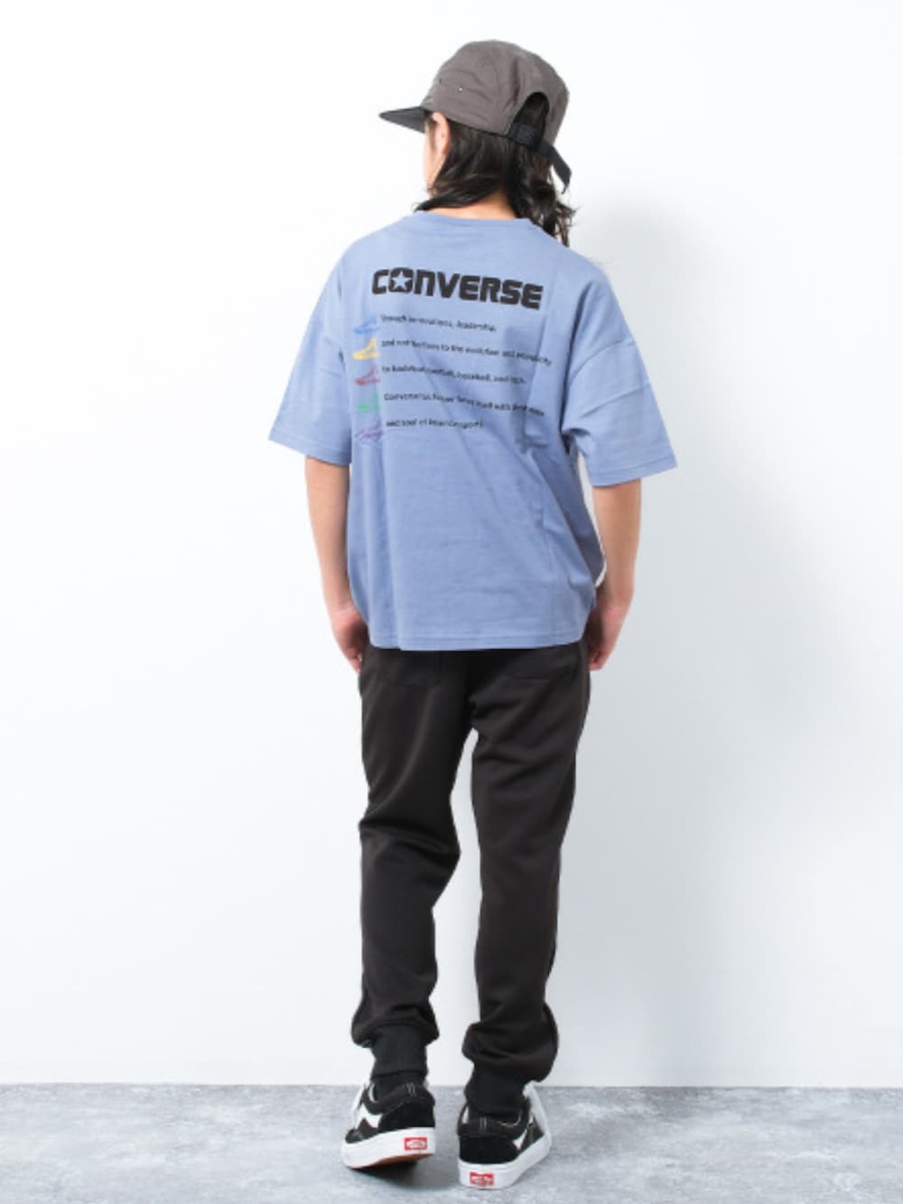 ブラック系のその他パンツ、ブルー系のTシャツ/カットソー、ブラック系のスニーカーを着用したキッズの夏コーディネートの3枚目の写真