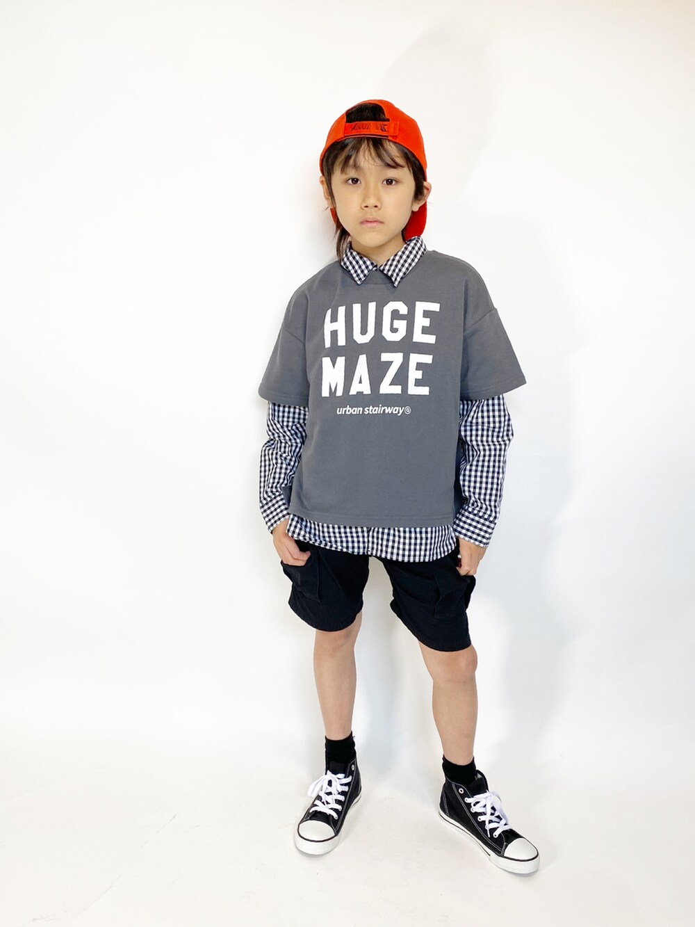 グレー系のスウェット、その他のシャツ/ブラウス、ブラック系のその他パンツを着用したキッズの夏コーディネートの2枚目の写真