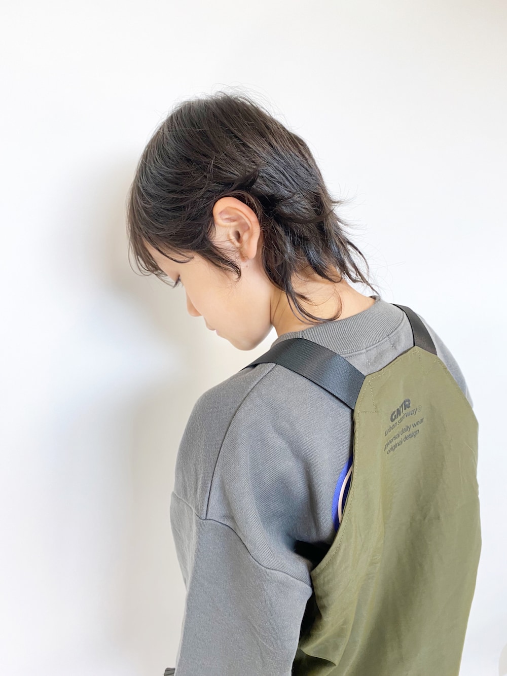 グリーン系のその他パンツ、グレー系のその他トップス、グリーン系のベストを着用したキッズの春コーディネートの2枚目の写真