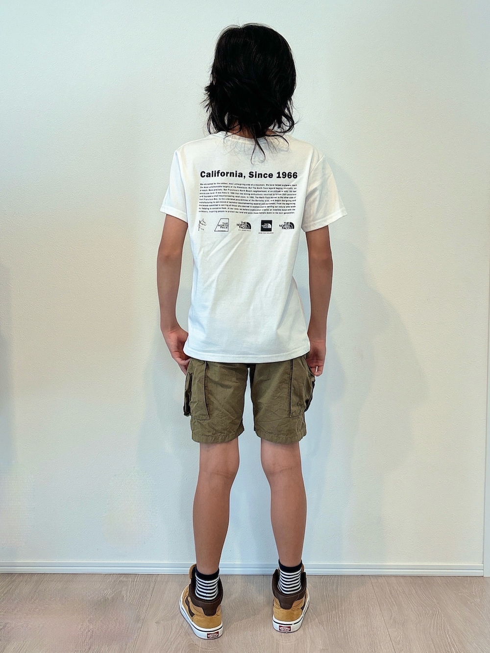 ホワイト系のTシャツ/カットソー、グリーン系のその他パンツ、ブラウン系のスニーカーを着用したキッズの秋コーディネートの3枚目の写真