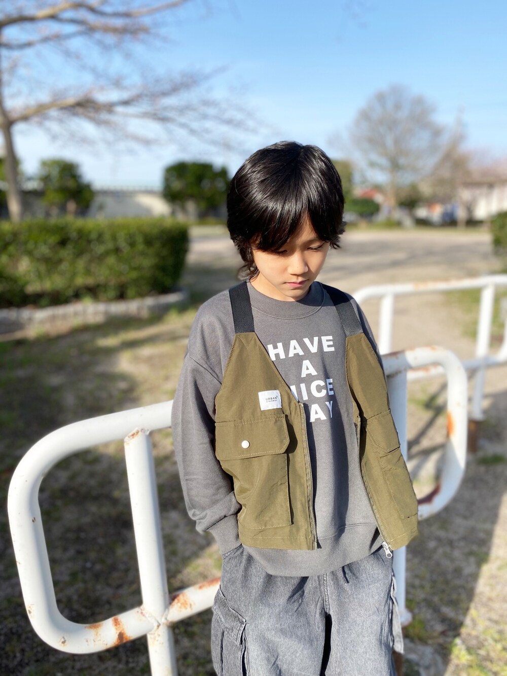 グリーン系のその他パンツ、グレー系のその他トップス、グリーン系のベストを着用したキッズの春コーディネートの4枚目の写真