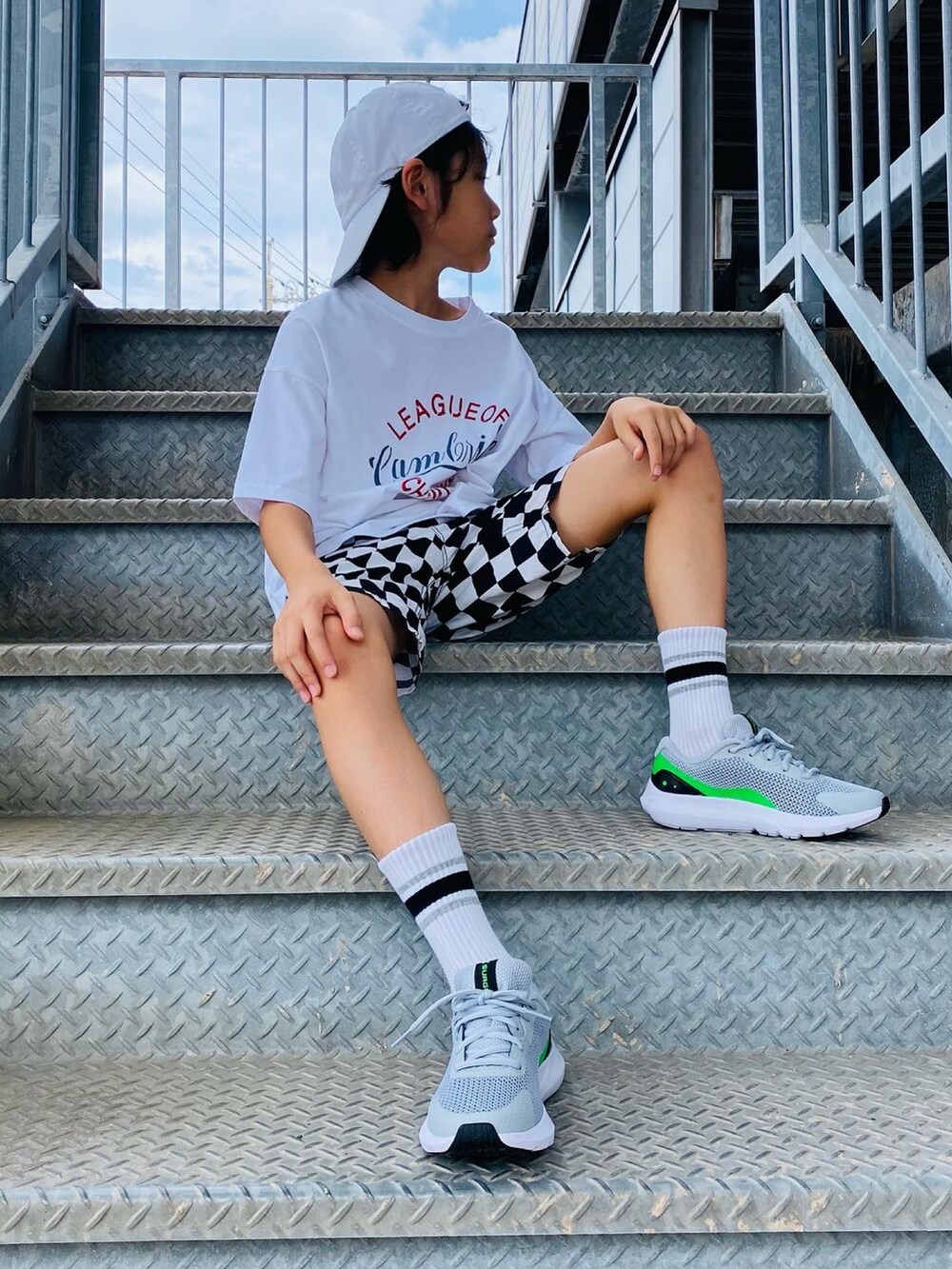「カジュアル、韓国子供服、チェック、白Tシャツ、キャップ、スニーカー、スニーカーコーデ、プチプラ、男の子、ビッグシルエット、男の子コーデ、underarmour、アツいコーデ全部見せ、夏コーデ、ストリート」｜「韓国子供服のアイテム（Tシャツ/カットソー、ホワイト系）」を使った、Hayatoさん（キッズ・135cm）の夏コーディネートの3枚目の写真
