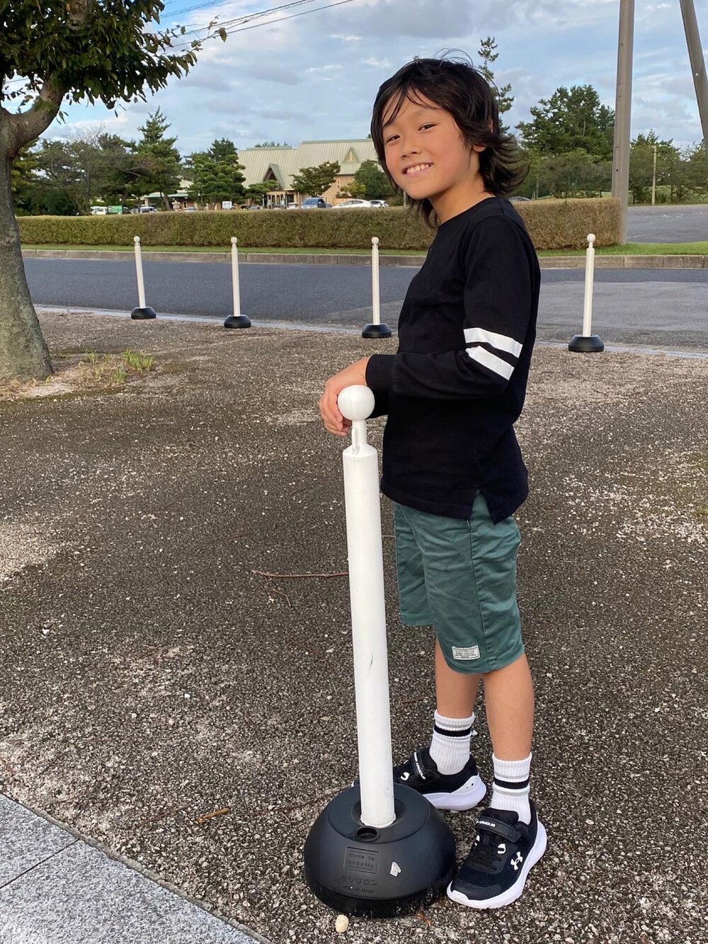 ブラック系のTシャツ/カットソー、グリーン系のその他パンツ、ブラック系のスニーカーを着用したキッズの秋コーディネートの3枚目の写真