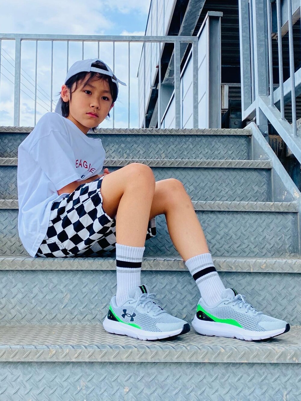 「カジュアル、韓国子供服、チェック、白Tシャツ、キャップ、スニーカー、スニーカーコーデ、プチプラ、男の子、ビッグシルエット、男の子コーデ、underarmour、アツいコーデ全部見せ、夏コーデ、ストリート」｜「韓国子供服のアイテム（Tシャツ/カットソー、ホワイト系）」を使った、Hayatoさん（キッズ・135cm）の夏コーディネートの4枚目の写真