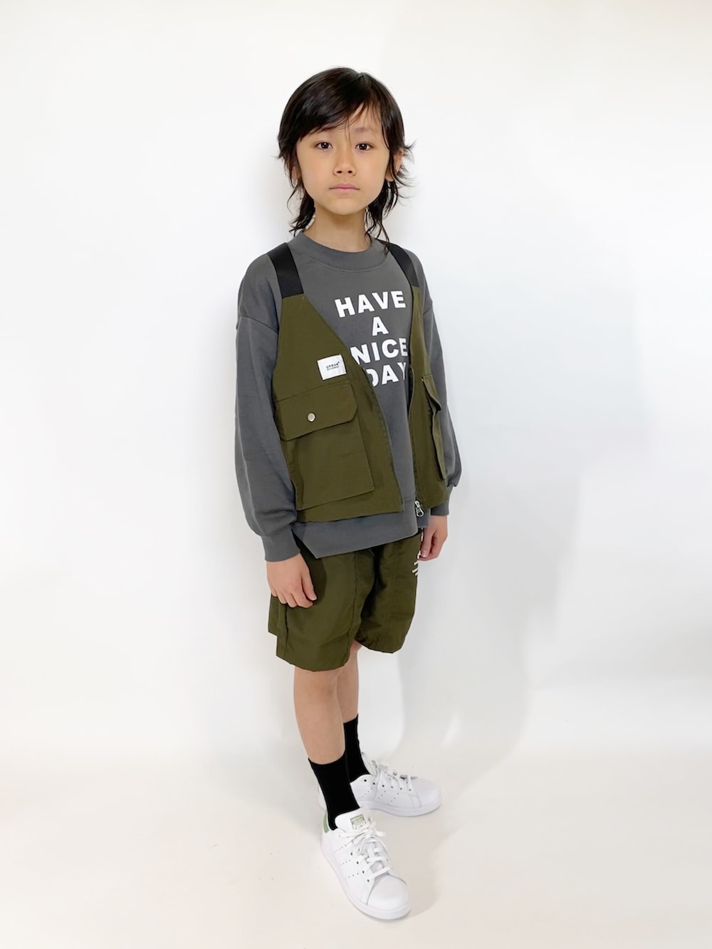 グリーン系のその他パンツ、グレー系のその他トップス、グリーン系のベストを着用したキッズの春コーディネートの3枚目の写真