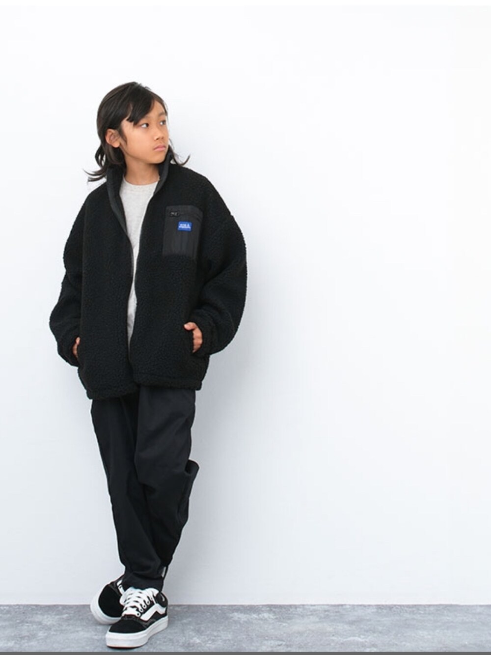 ブラック系の福袋/福箱、ホワイト系の福袋/福箱、グリーン系の福袋/福箱を着用したキッズの冬コーディネートの2枚目の写真