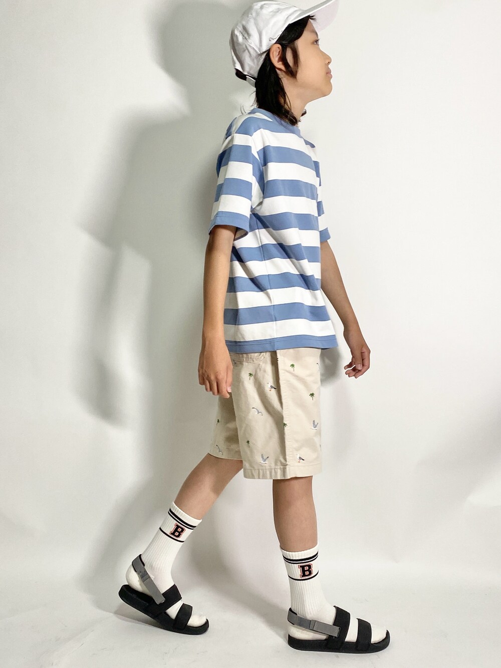 「UNIQLO、ユニクロ、ユニクロキッズ、ボーダー、スポーツミックス、パステルカラー、初夏コーデ、キッズファッション、サンダル、春夏コーデ、ユニクロコーデ、夏コーデ、シンプルコーデ、きれいめカジュアル、Tシャツ」｜「UNIQLOのアイテム（Tシャツ/カットソー、ブルー系）」を使った、Hayatoさん（キッズ・140cm）の春コーディネートの5枚目の写真