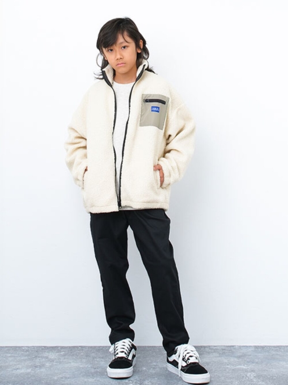 ブラック系の福袋/福箱、ホワイト系の福袋/福箱、グリーン系の福袋/福箱を着用したキッズの冬コーディネートの3枚目の写真