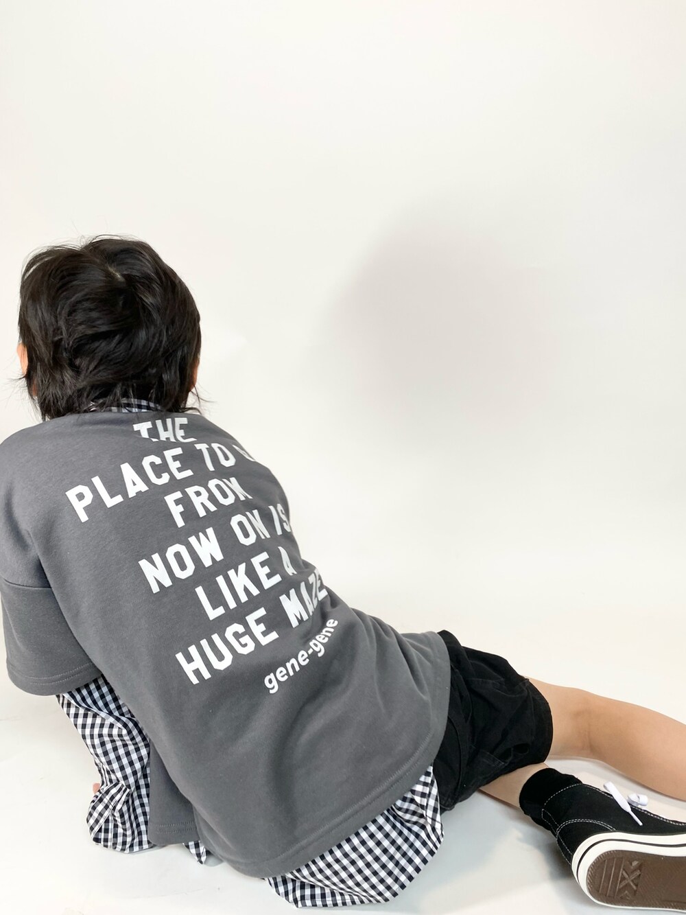 グレー系のスウェット、その他のシャツ/ブラウス、ブラック系のその他パンツを着用したキッズの夏コーディネートの3枚目の写真