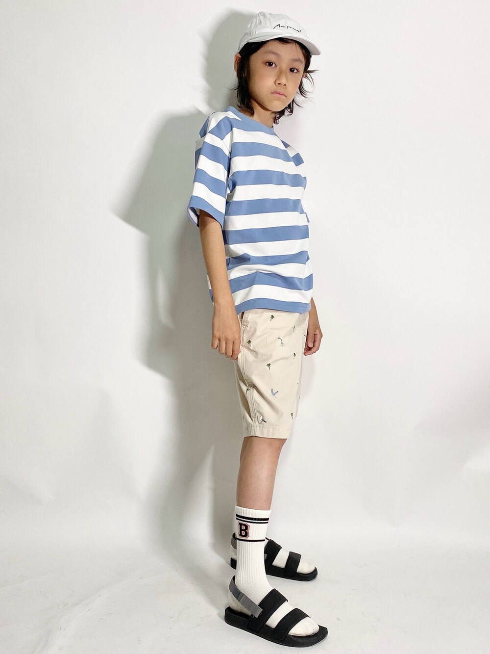 「UNIQLO、ユニクロ、ユニクロキッズ、ボーダー、スポーツミックス、パステルカラー、初夏コーデ、キッズファッション、サンダル、春夏コーデ、ユニクロコーデ、夏コーデ、シンプルコーデ、きれいめカジュアル、Tシャツ」｜「UNIQLOのアイテム（Tシャツ/カットソー、ブルー系）」を使った、Hayatoさん（キッズ・140cm）の春コーディネートの3枚目の写真