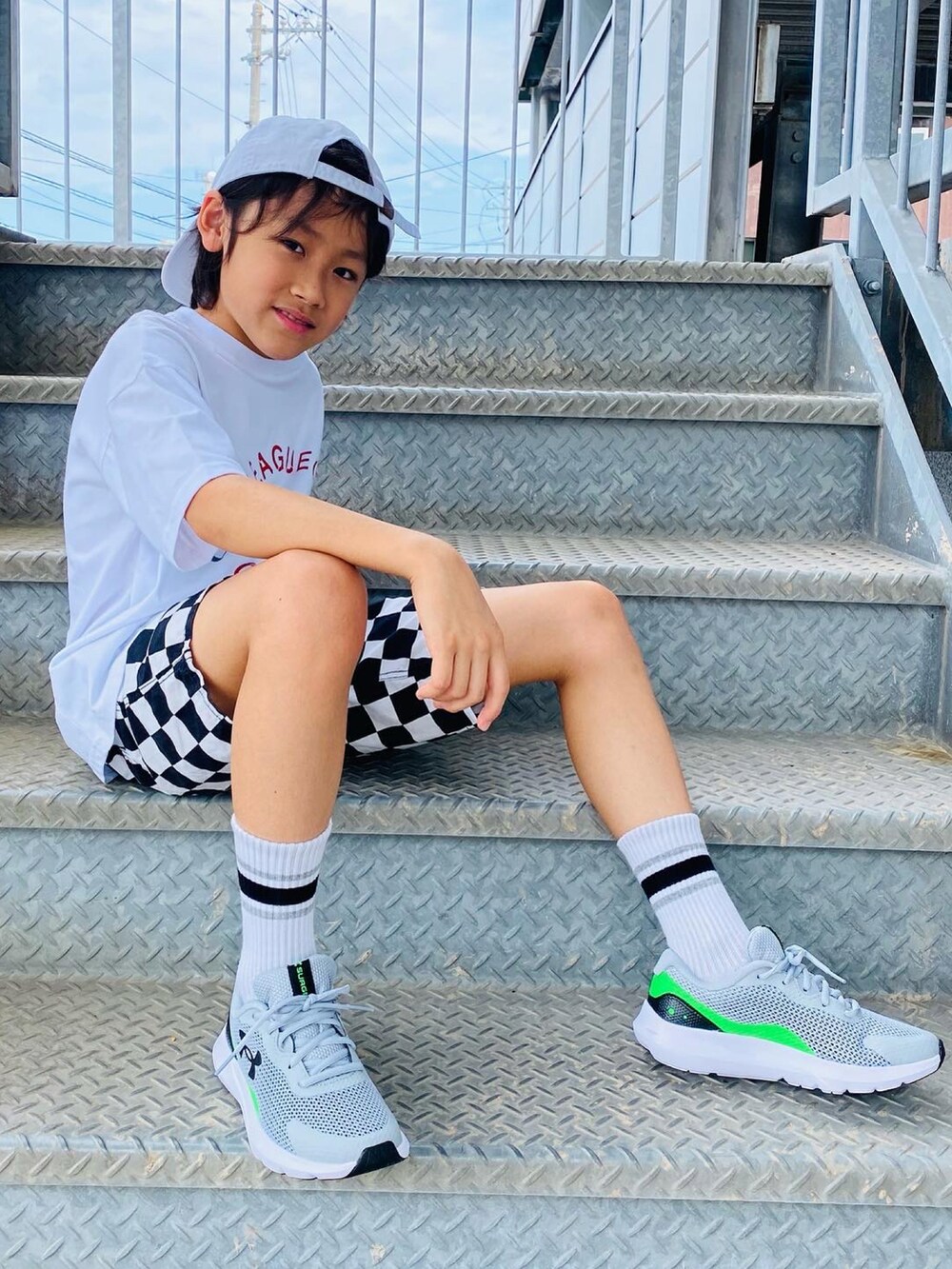 「カジュアル、韓国子供服、チェック、白Tシャツ、キャップ、スニーカー、スニーカーコーデ、プチプラ、男の子、ビッグシルエット、男の子コーデ、underarmour、アツいコーデ全部見せ、夏コーデ、ストリート」｜「韓国子供服のアイテム（Tシャツ/カットソー、ホワイト系）」を使った、Hayatoさん（キッズ・135cm）の夏コーディネートの5枚目の写真