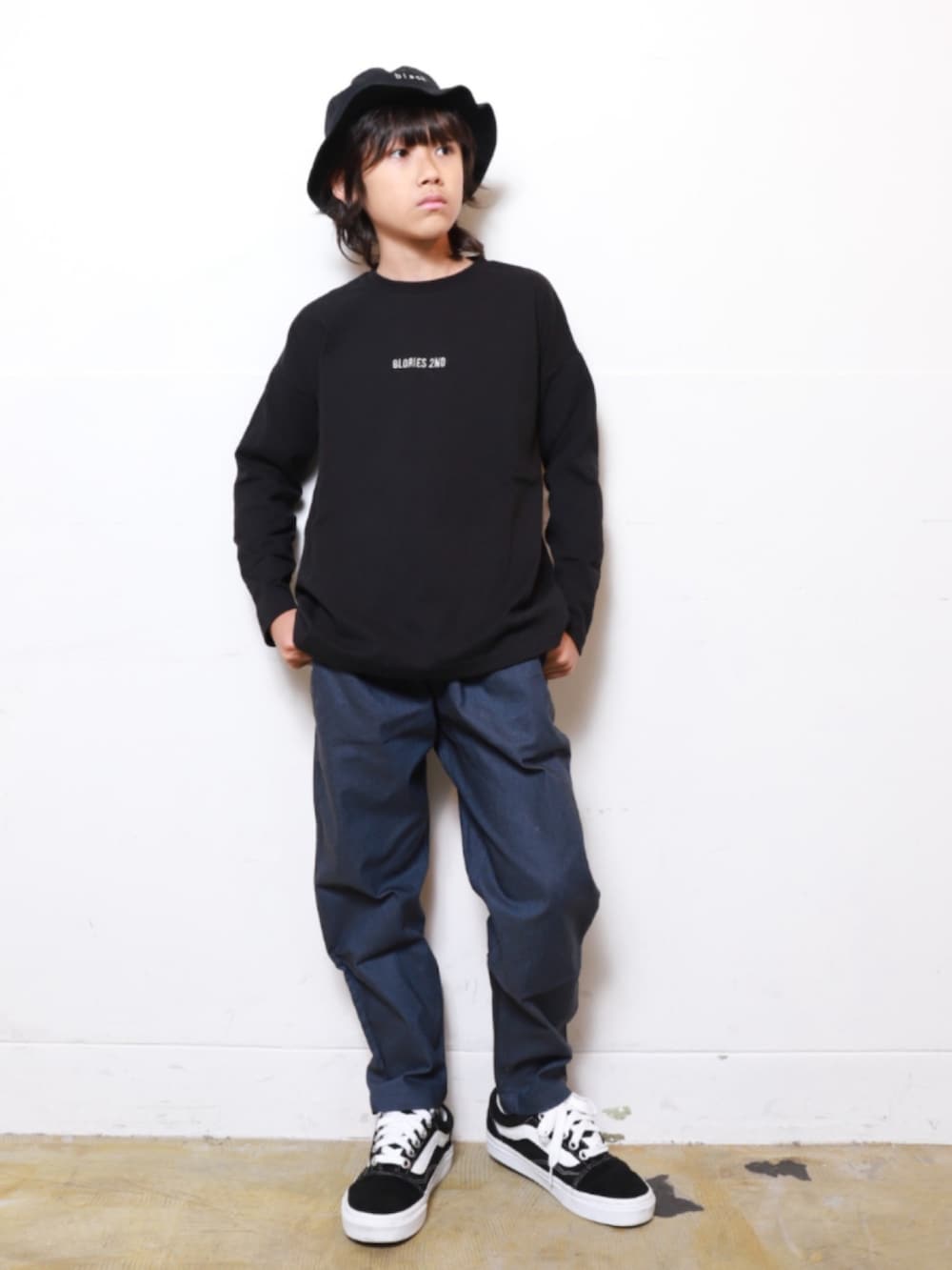 ブラック系のTシャツ/カットソー、ブルー系のその他パンツ、ブラック系のスニーカーを着用したキッズの秋コーディネートの2枚目の写真