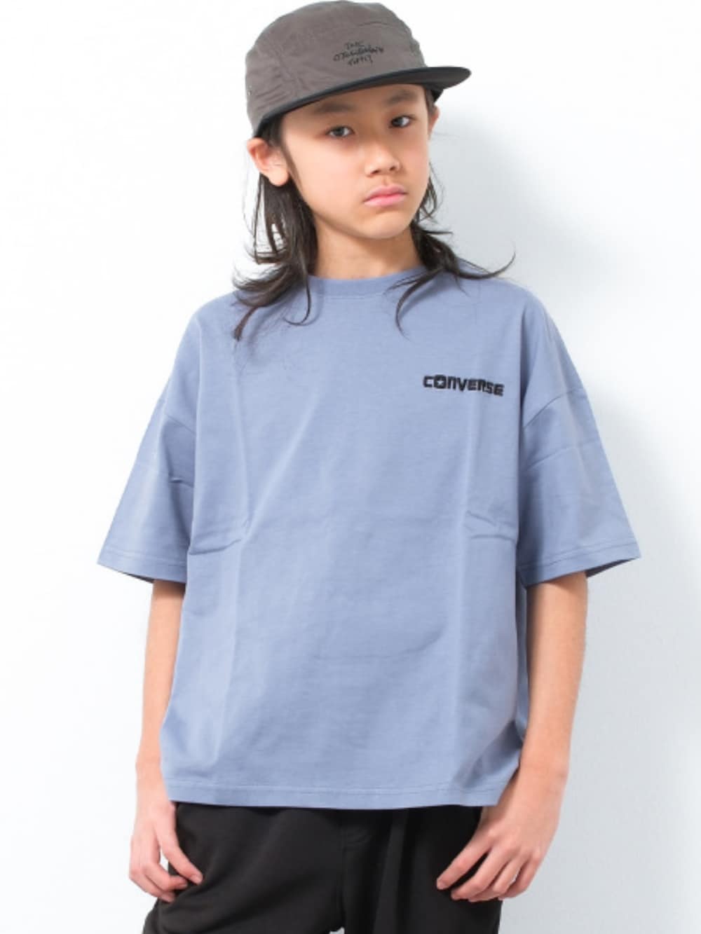 ブラック系のその他パンツ、ブルー系のTシャツ/カットソー、ブラック系のスニーカーを着用したキッズの夏コーディネートの2枚目の写真