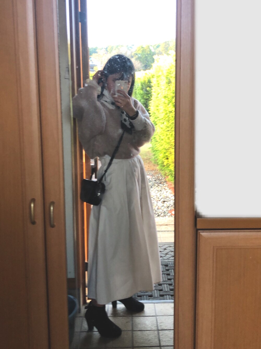 ホワイト系のスカート、ホワイト系のニット/セーター、その他のその他トップスを着用したレディースの春コーディネートの2枚目の写真