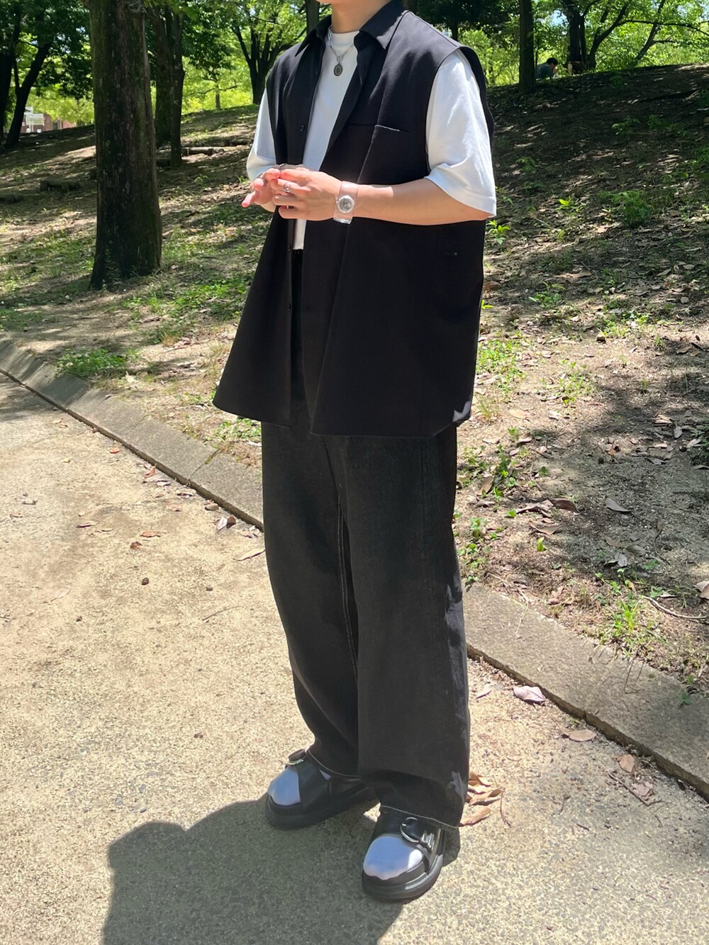 ブラック系のその他パンツ、ブラック系のサンダル、ブラック系のシャツ/ブラウスを着用したメンズの秋コーディネートの2枚目の写真