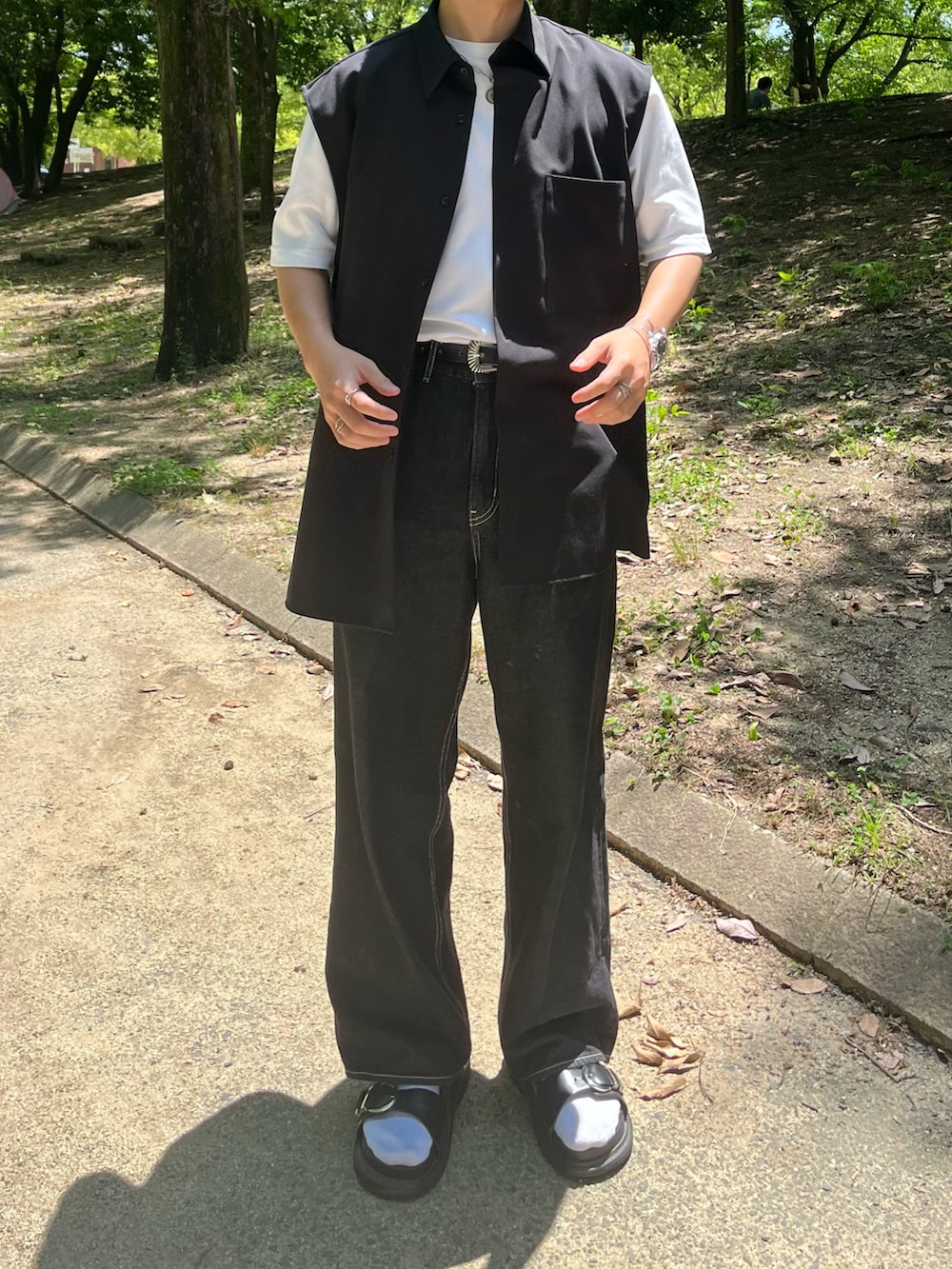 ブラック系のその他パンツ、ブラック系のサンダル、ブラック系のシャツ/ブラウスを着用したメンズの秋コーディネートの3枚目の写真