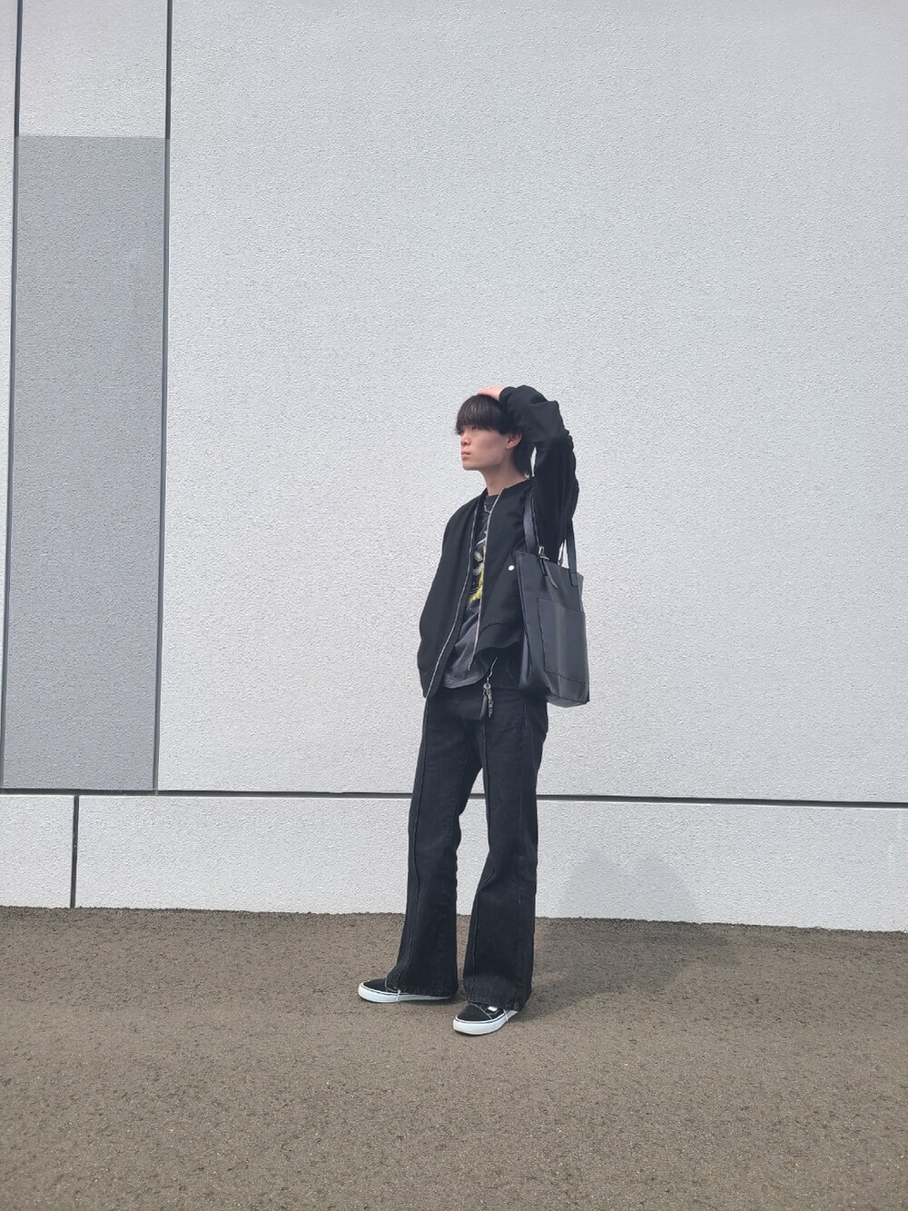 ブラック系のTシャツ/カットソー、ブラック系のデニムパンツ、ブラック系のスニーカーを着用したメンズの春コーディネートの2枚目の写真