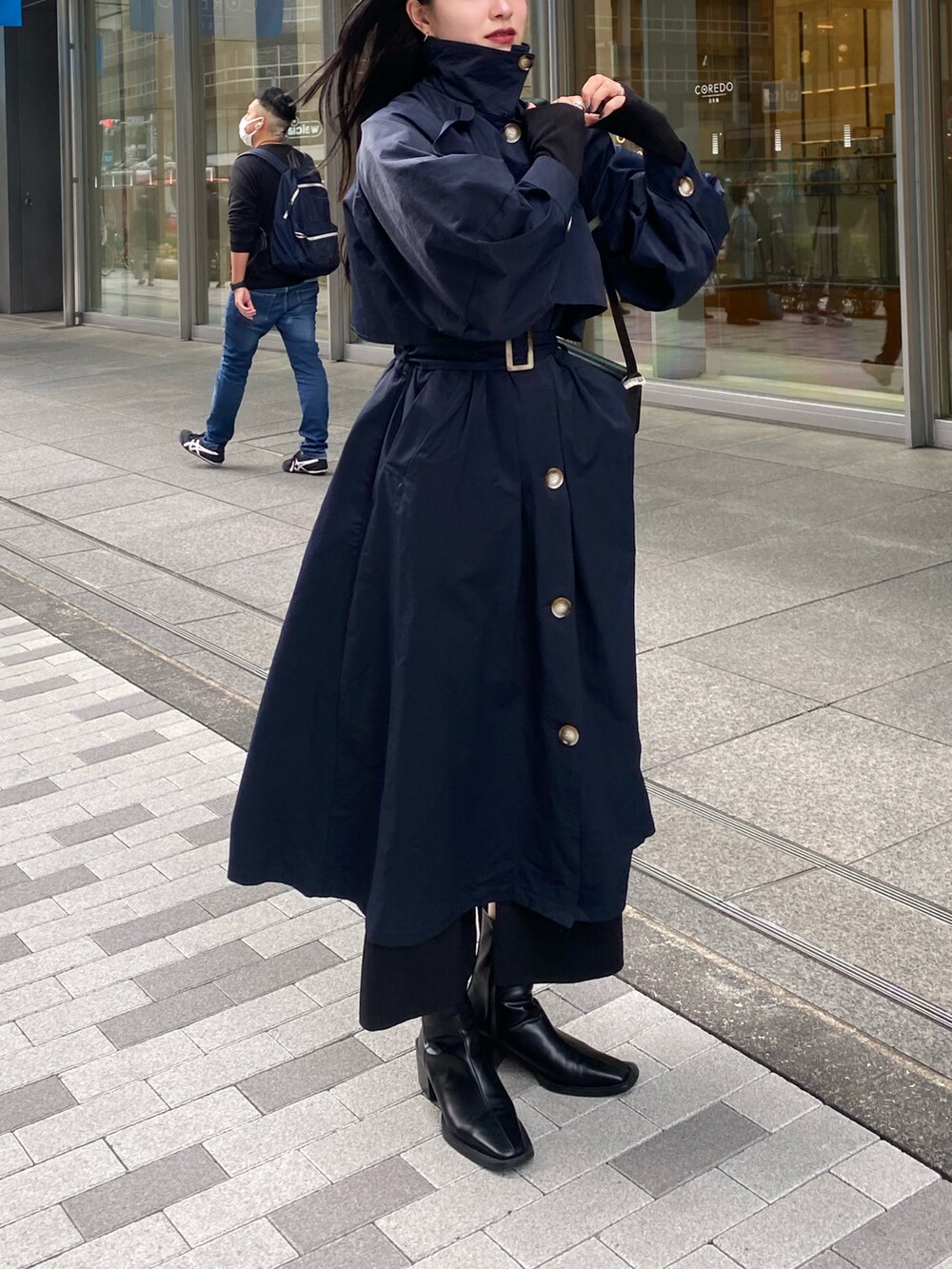 ブルー系のジャケット/アウターを着用したレディースの春コーディネートの3枚目の写真