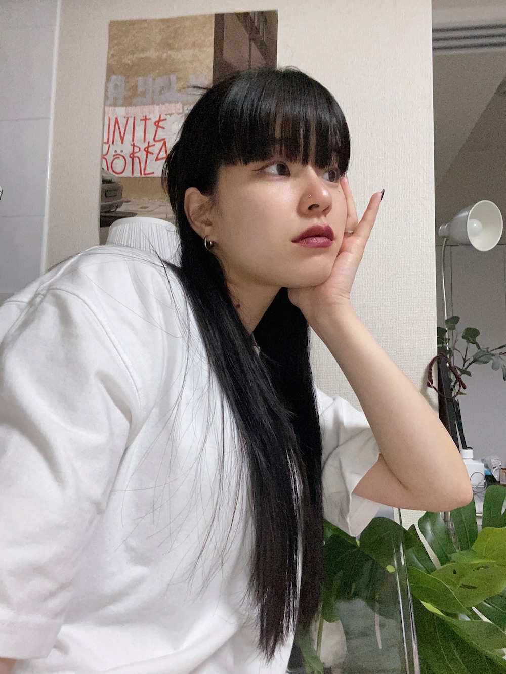 ホワイト系のパンツ、ブラック系のシューズ、ホワイト系のトップスを着用したレディースの夏コーディネートの4枚目の写真