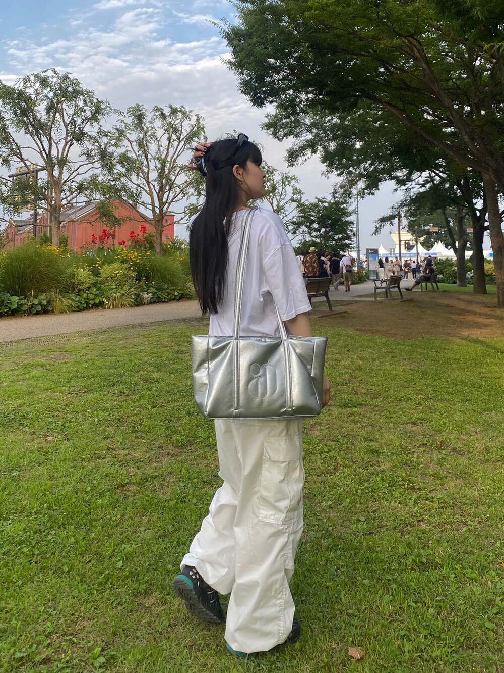 ホワイト系のパンツ、ブラック系のシューズ、ホワイト系のトップスを着用したレディースの夏コーディネートの2枚目の写真