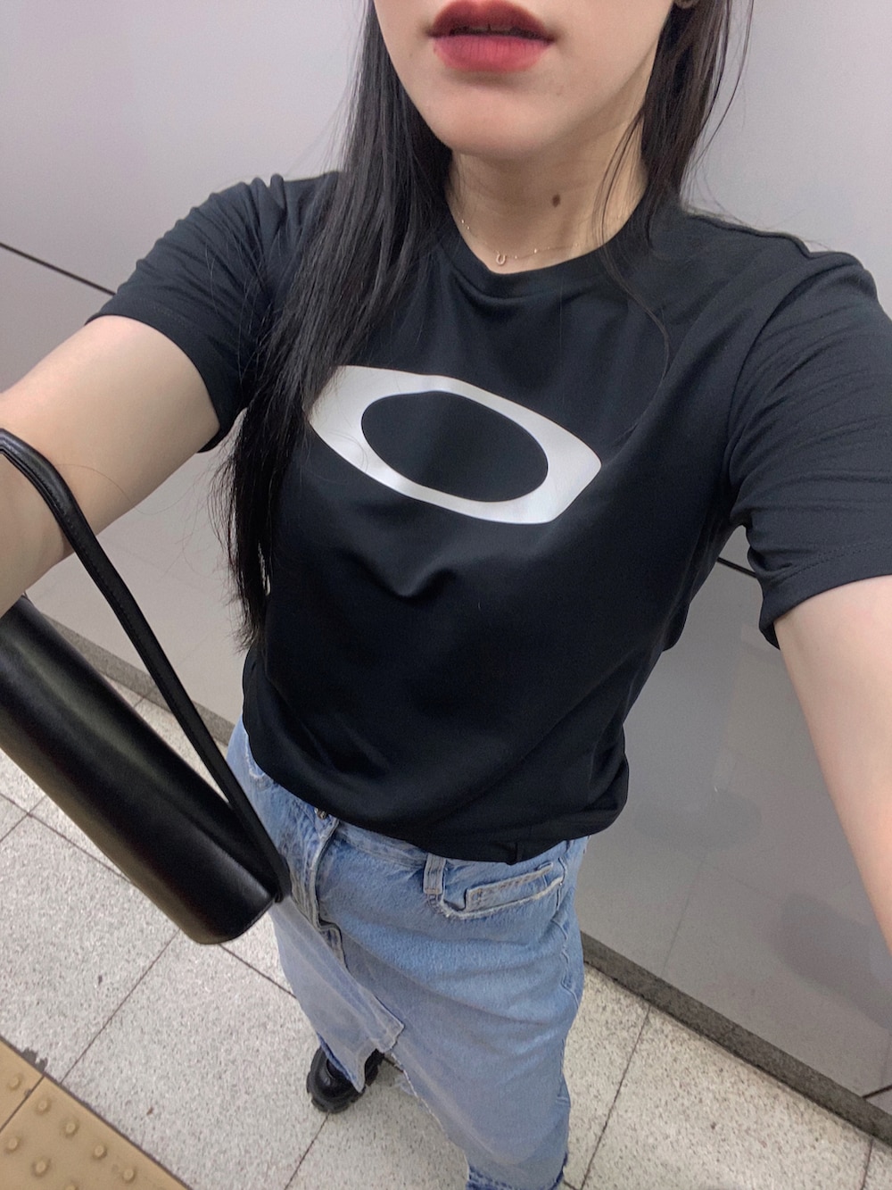 「オトナカジュアル、夏コーデ、Tシャツ、ロングスカート、デニムスカート、休日スタイル、休日コーデ、韓国ファッション、韓国ブランド、ストリート、骨格ストレート、レース、ルーズソックス、メンズライク、ミニバッグ」｜「OAKLEYのアイテム（トップス、ブラック系）」を使った、ayanoさん（骨格ストレート・レディース・163cm）の夏コーディネートの3枚目の写真