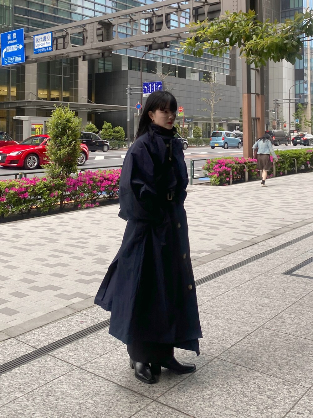 ブルー系のジャケット/アウターを着用したレディースの春コーディネートの2枚目の写真