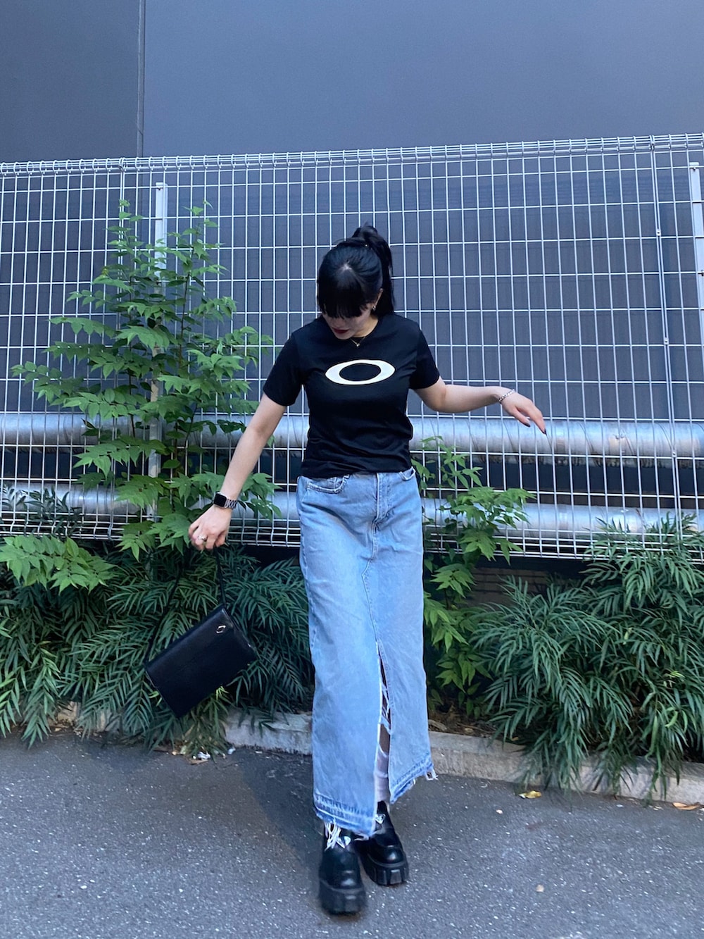 「オトナカジュアル、夏コーデ、Tシャツ、ロングスカート、デニムスカート、休日スタイル、休日コーデ、韓国ファッション、韓国ブランド、ストリート、骨格ストレート、レース、ルーズソックス、メンズライク、ミニバッグ」｜「OAKLEYのアイテム（トップス、ブラック系）」を使った、ayanoさん（骨格ストレート・レディース・163cm）の夏コーディネートの2枚目の写真