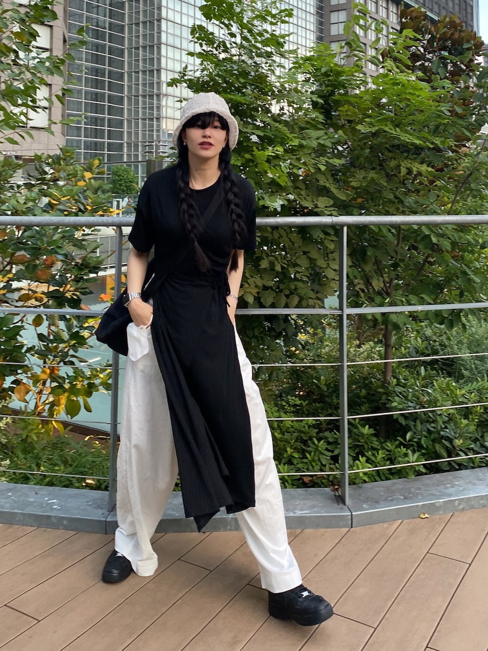 ブラック系のワンピース、ホワイト系のパンツ、ブラック系のシューズを着用したレディースの夏コーディネートの3枚目の写真