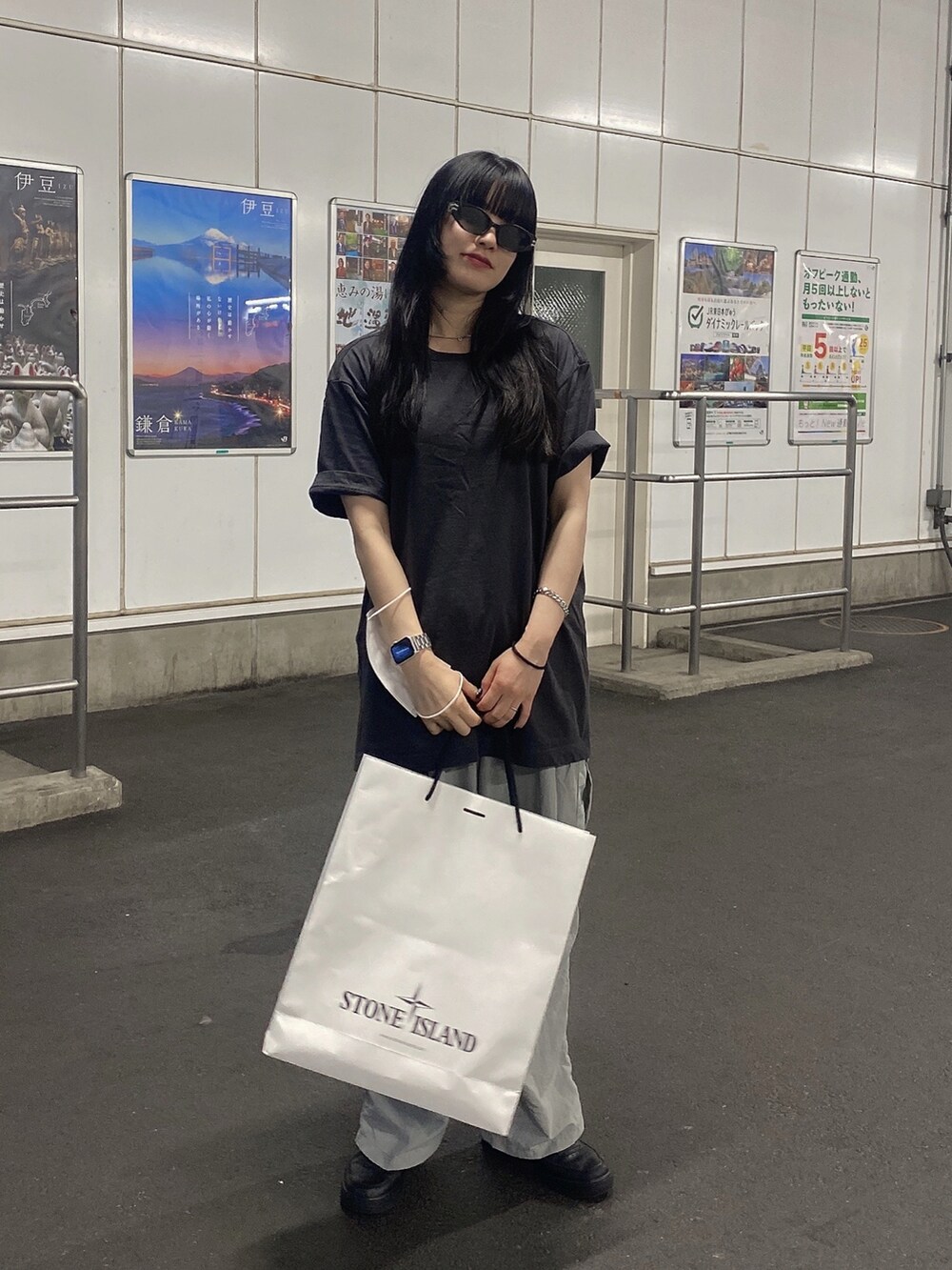 グレー系のトップス、グレー系のパンツ、ブラック系のシューズを着用したレディースの秋コーディネートの2枚目の写真